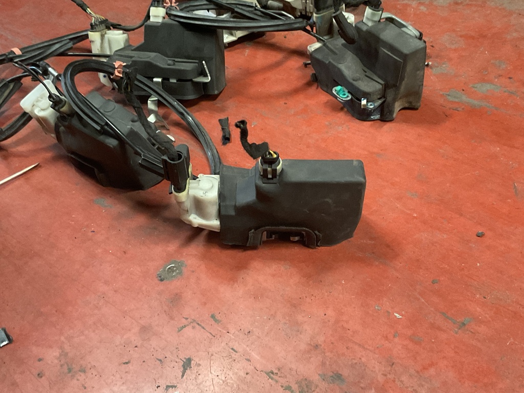 Cerradura delantera derecha lancia thesis ‘02