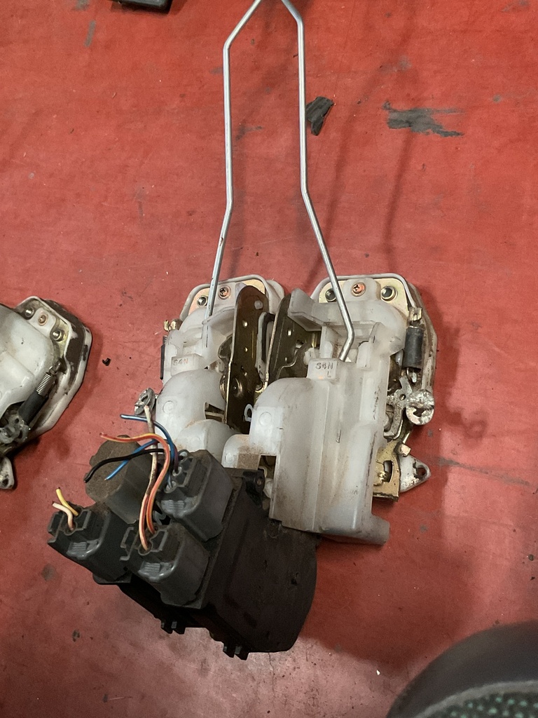 Cerradura delantera izquierda honda hrv ‘01