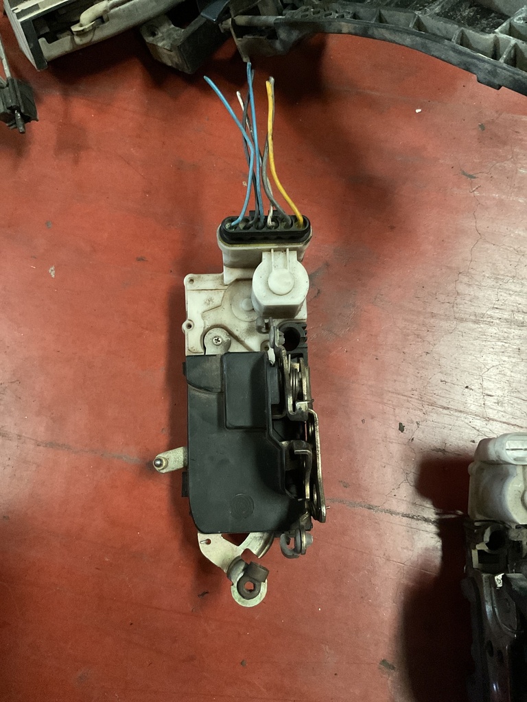 Cerradura delantera izquierda alfa 147 ‘06