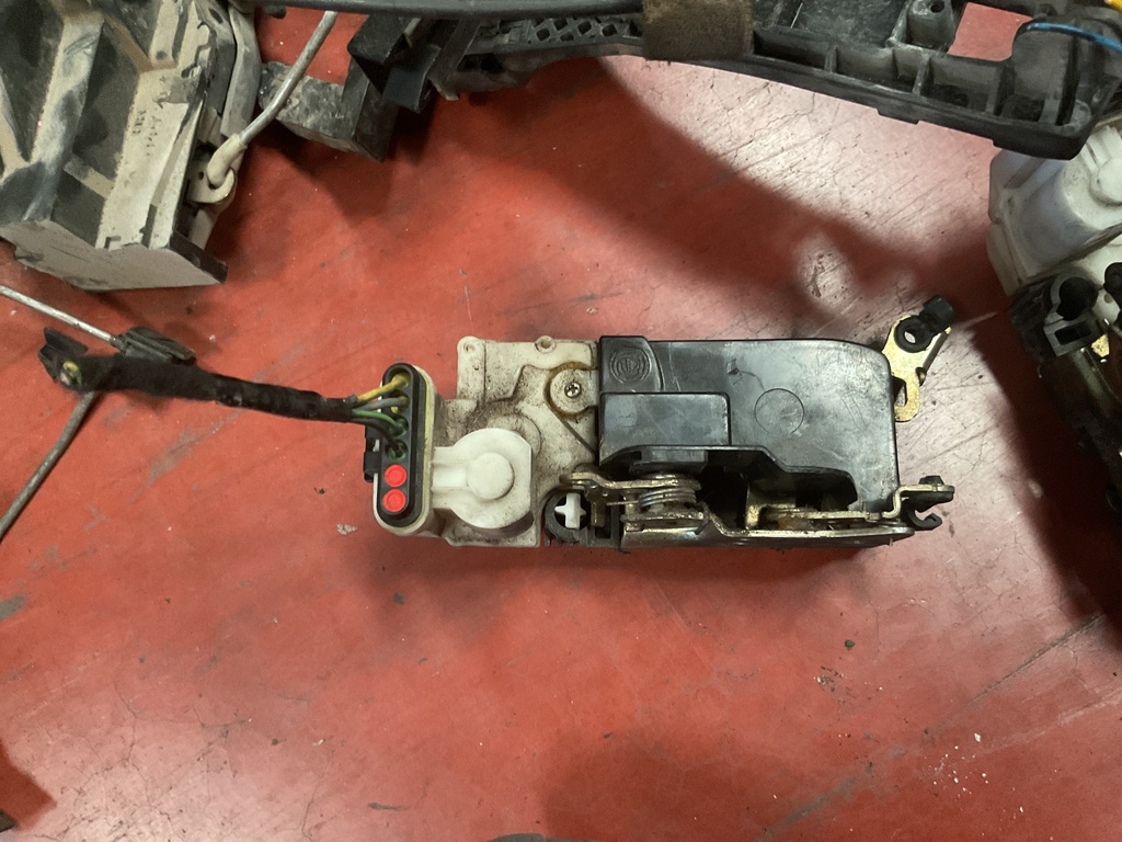 Cerradura trasera derecha alfa 147 ‘03