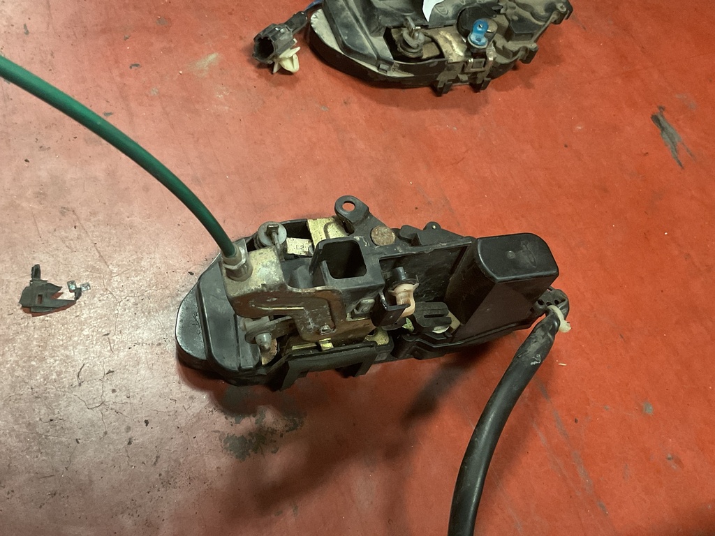 Cerradura delantera izquierda kia carnival ‘03