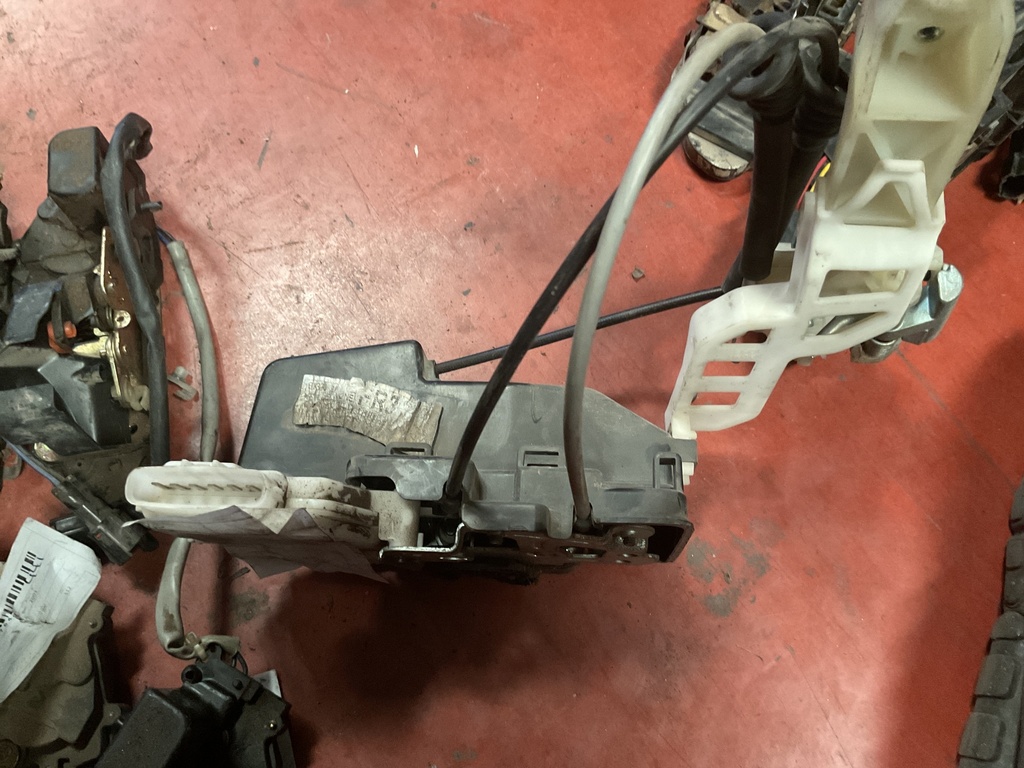 Cerradura delantera derecha kia carens ‘08