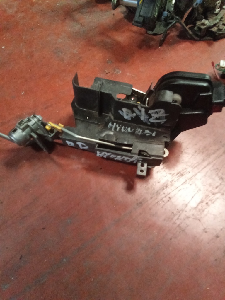 Cerradura delantera derecha Hyundai matrix '00