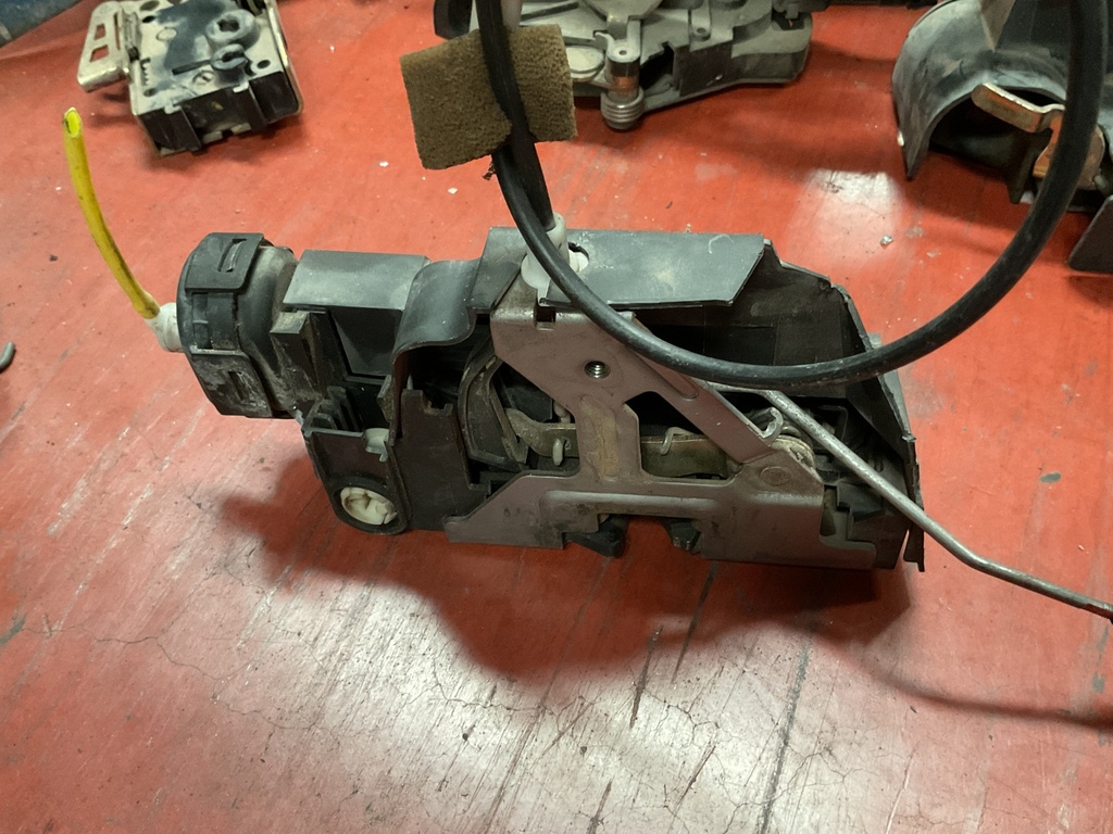 Cerradura delantera derecha mercedes clase A W168 ‘04