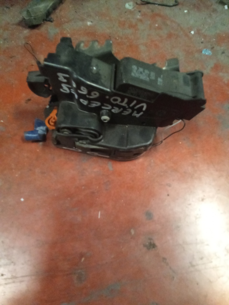 Cerradura delantera derecha Mercedes vito '03