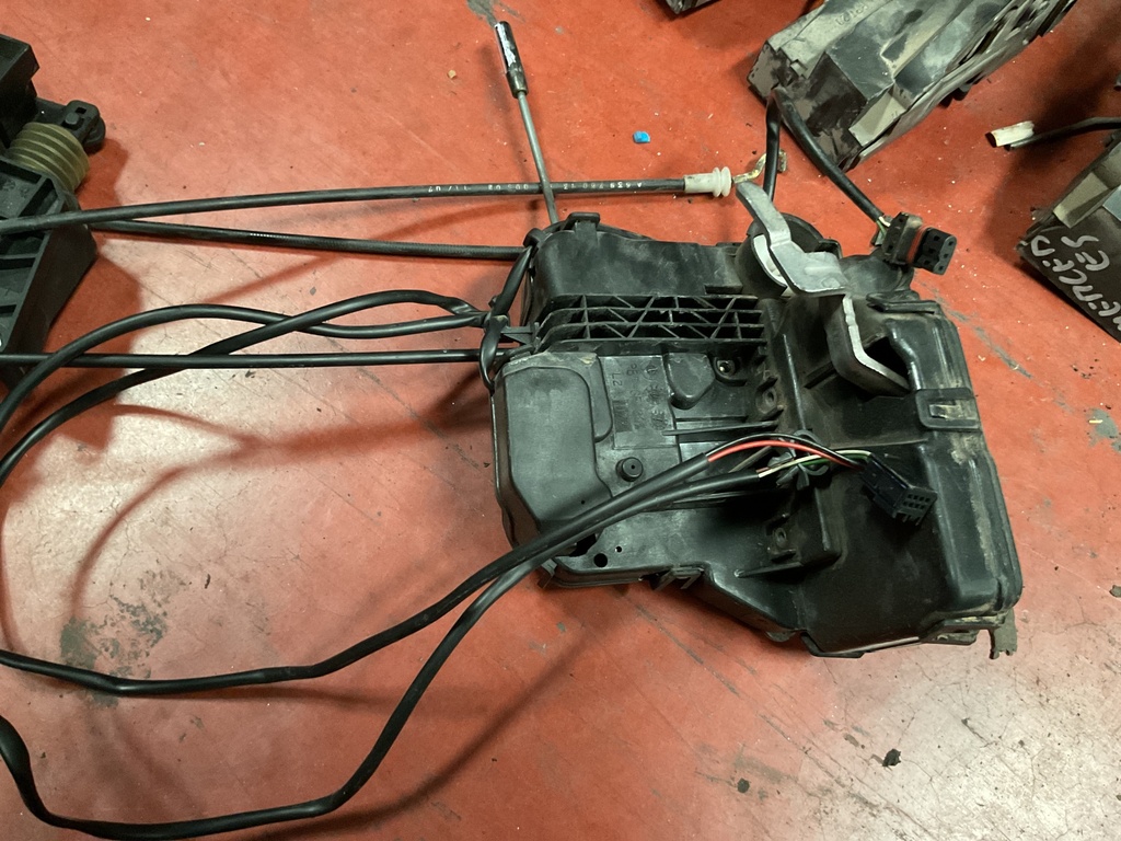 Cerradura delantera izquierda mercedes clase e w211 ‘03