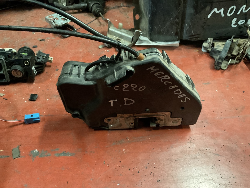 Cerradura trasera derecha mercedes W203 ‘02