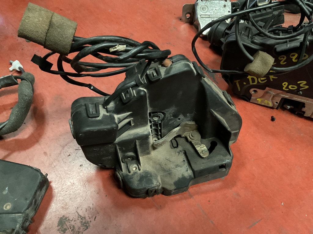 Cerradura trasera izquierda mercedes W203 ‘02