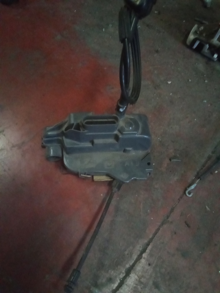 Cerradura delantera derecha Renault laguna '03