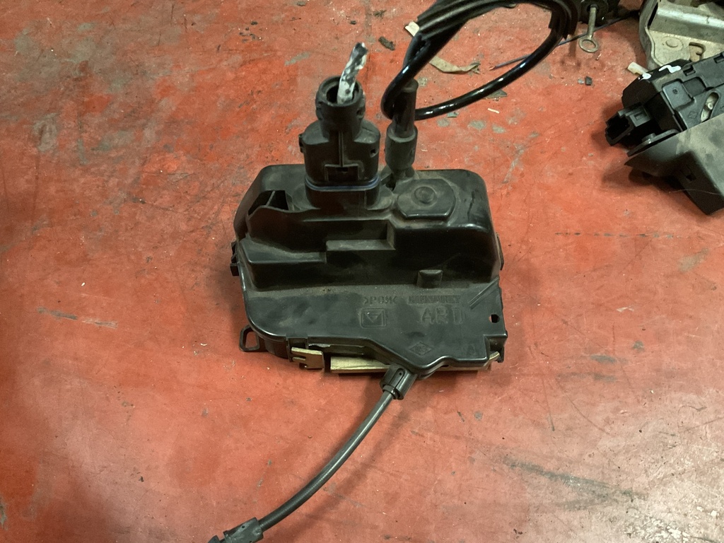 Cerradura trasera derecha renault laguna ‘06