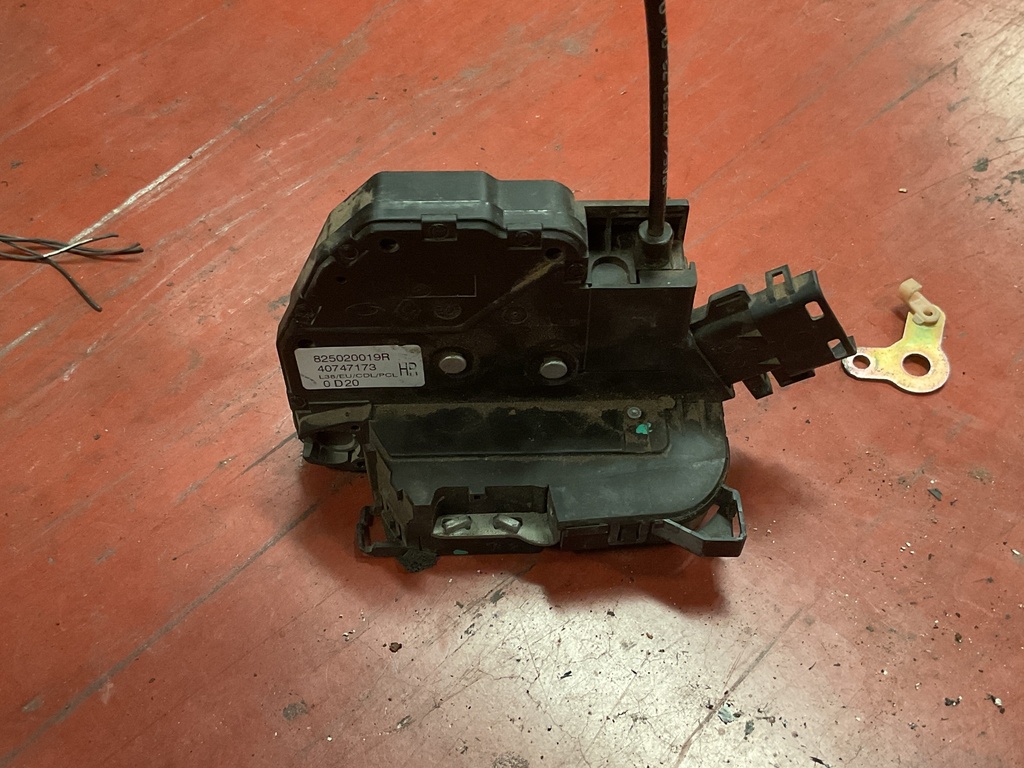 Cerradura trasera derecha renault fluence ‘12