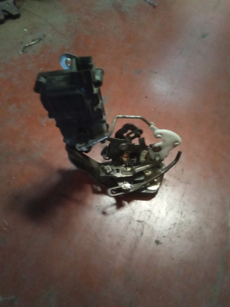 Cerradura trasera izquierda Hyundai accent '01