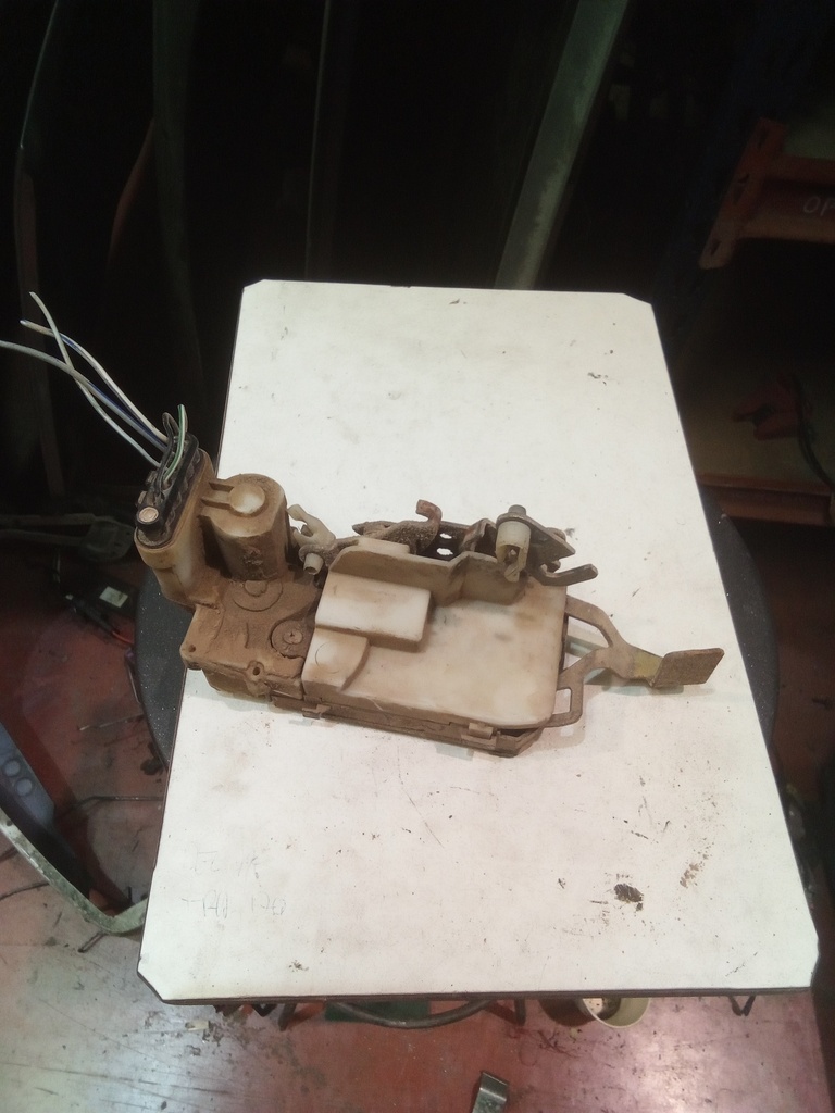 Cerradura delantera derecha Renault trafic '92