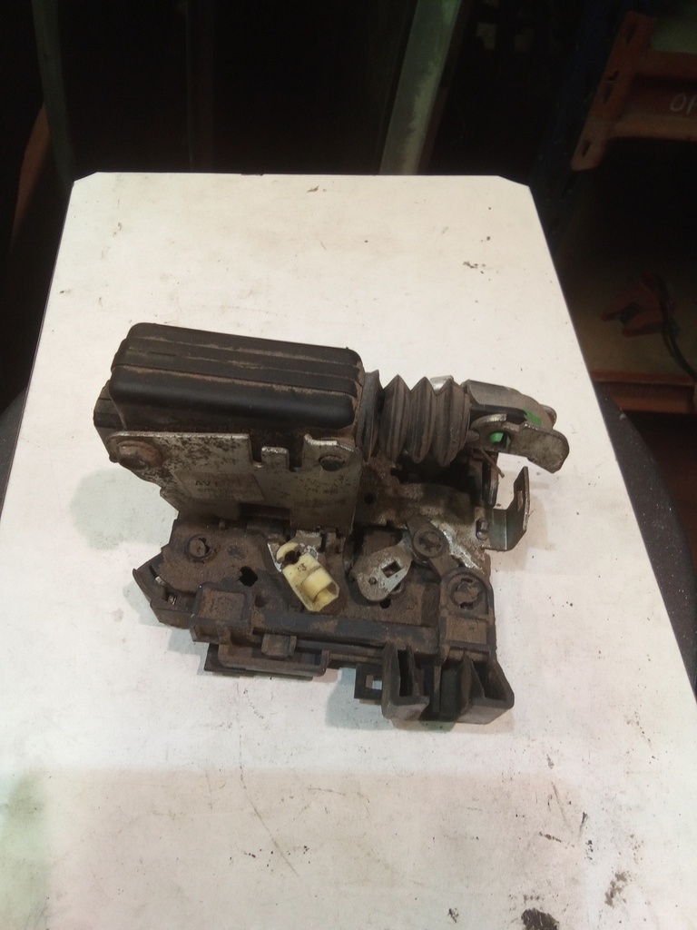 Cerradura delantera izquierda dacia sandero '10