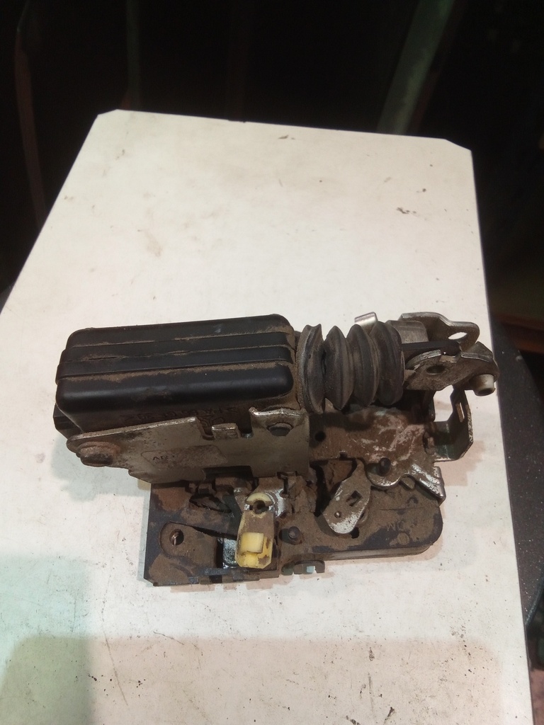 Cerradura trasera izquierda dacia sandero '10