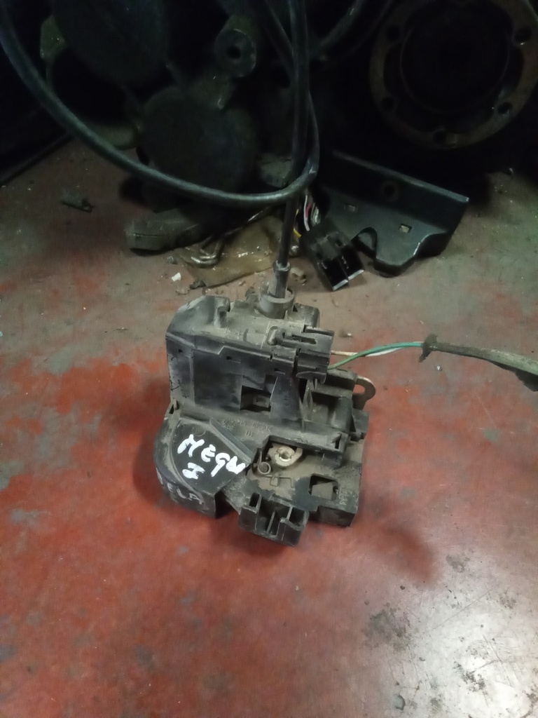 Cerradura delantera derecha Renault megane '00