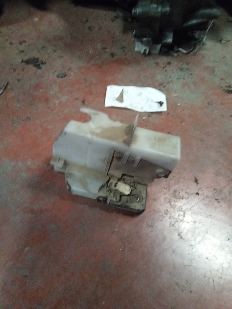 Cerradura trasera derecha Renault Clio II '01