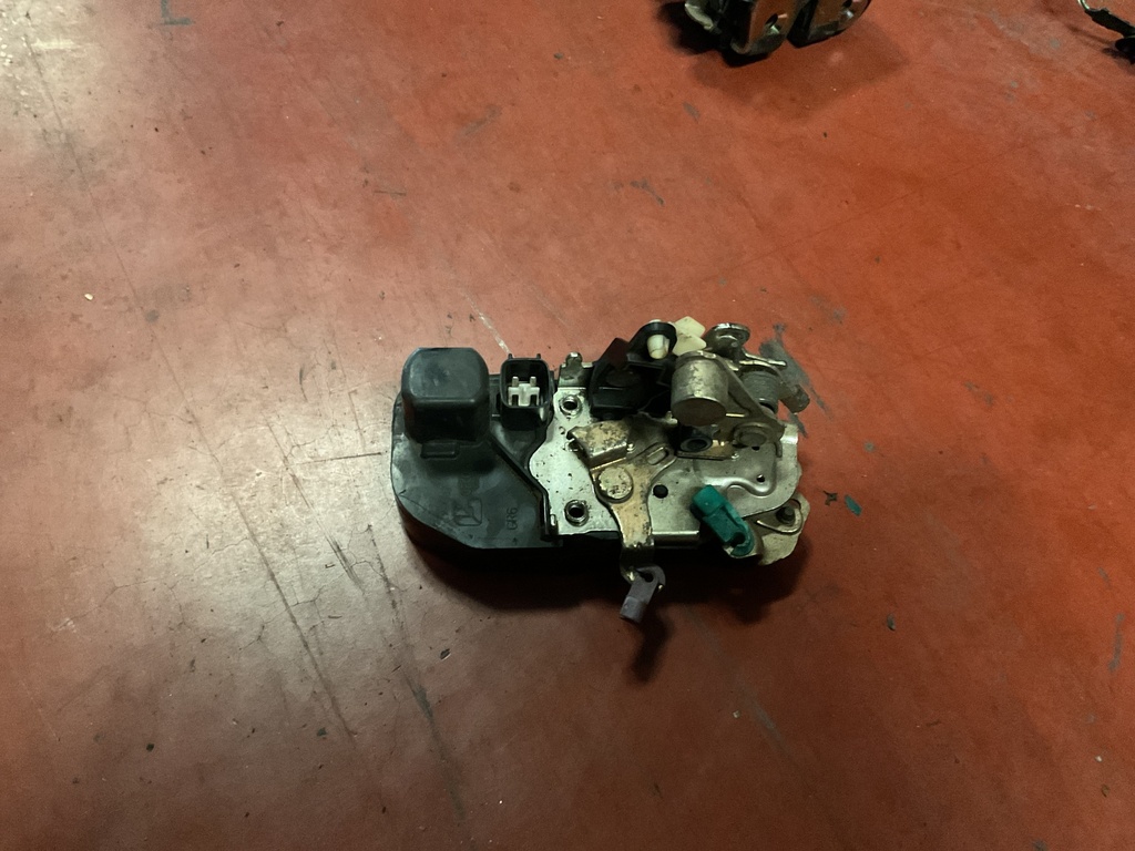 Cerradura delantera derecha chrysler voyager ‘04