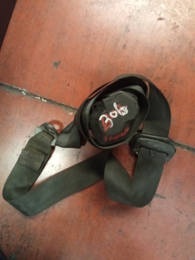 Cinturon trasero derecho peugeot 306 '00