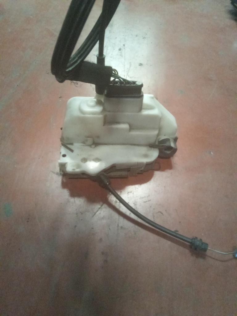 Cerradura delantera izquierda citroen c3 '03