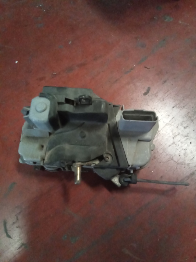 Cerradura delantera izquierda citroen xsara picasso '02