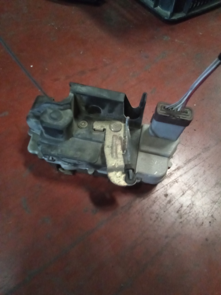 Cerradura trasera izquierda citroen xsara picasso '02