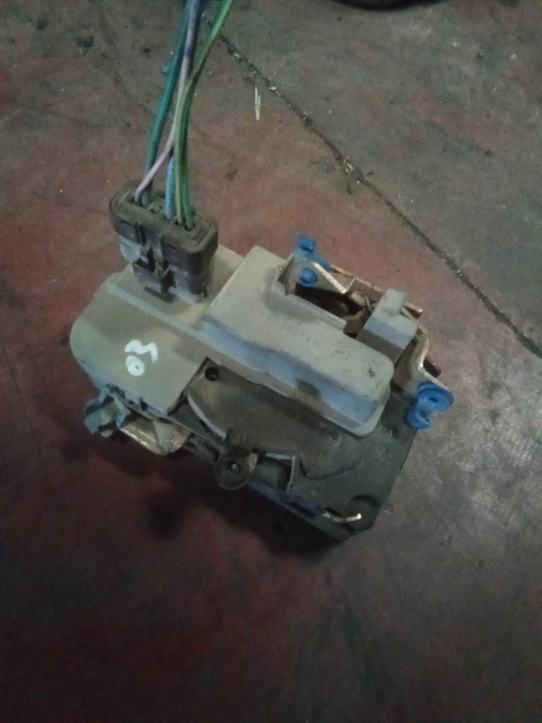 Cerradura delantera derecha citroen Berlingo '04