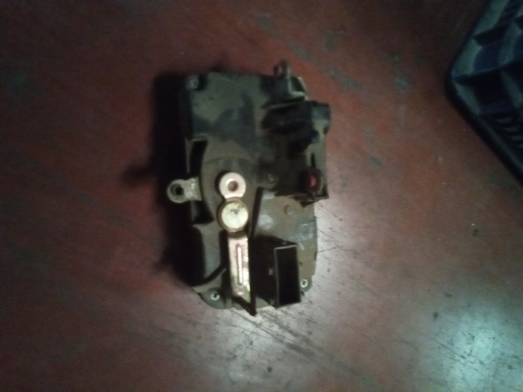 Cerradura delantera izquierda citroen jumpy '99