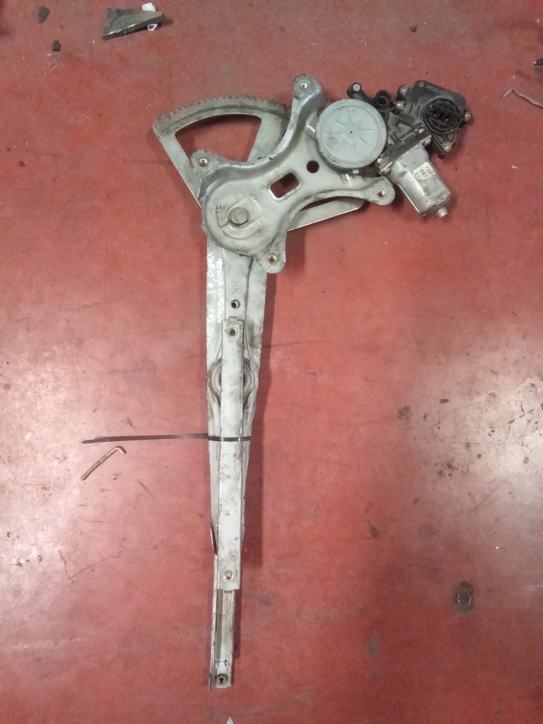 Elevalunas trasero derecho Toyota Corolla verso '05