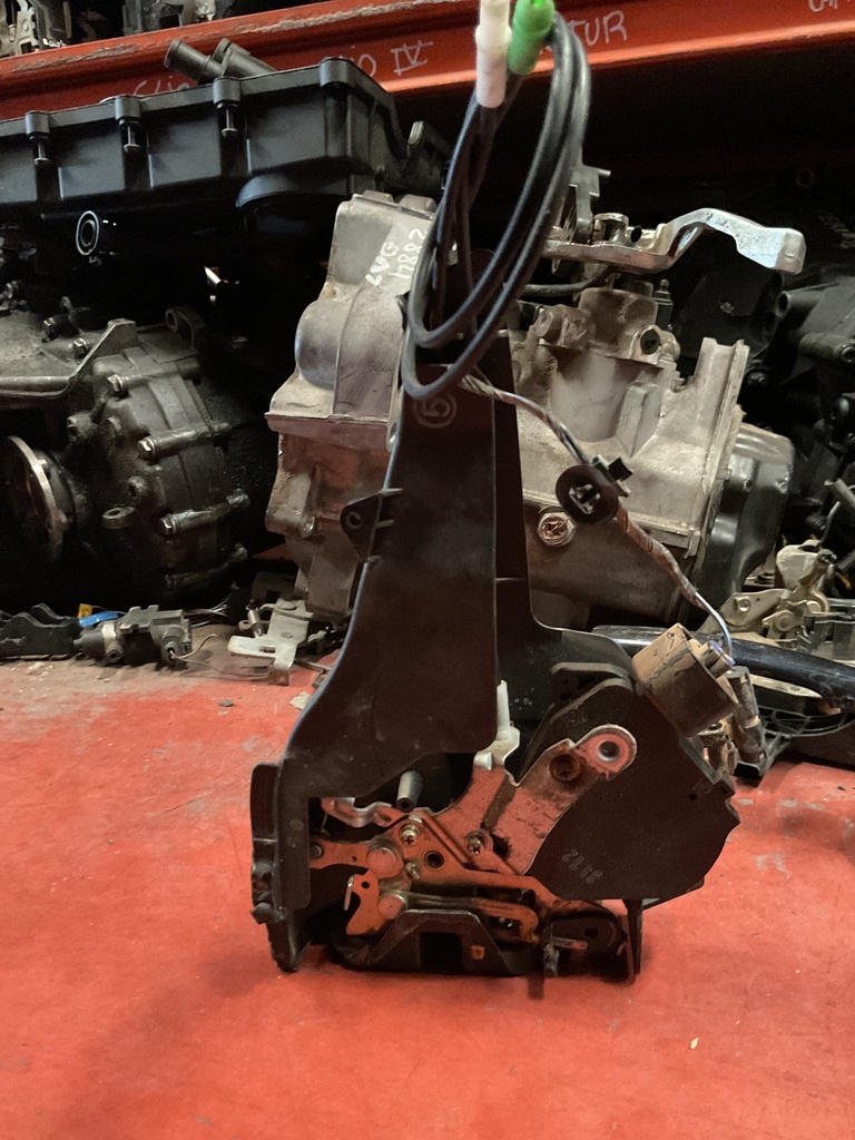 Cerradura trasera izquierda toyota rav-4 ‘00