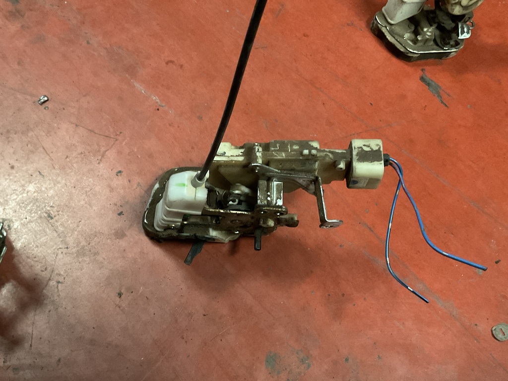 Cerradura trasera izquierda toyota yaris ‘05