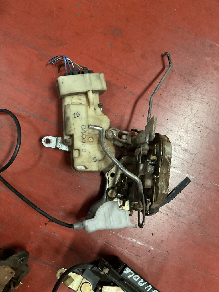 cerradura delantera derecha toyota yaris ‘05