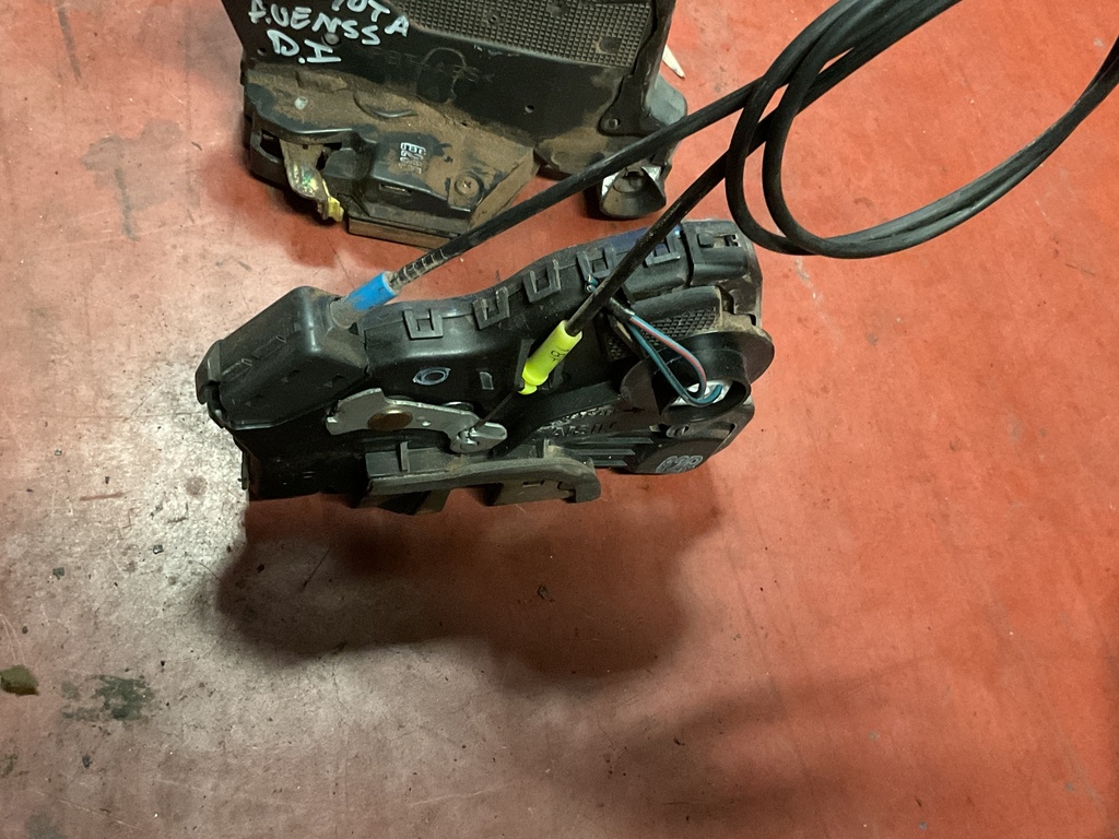 Cerradura delantera derecha toyota avensis ‘06