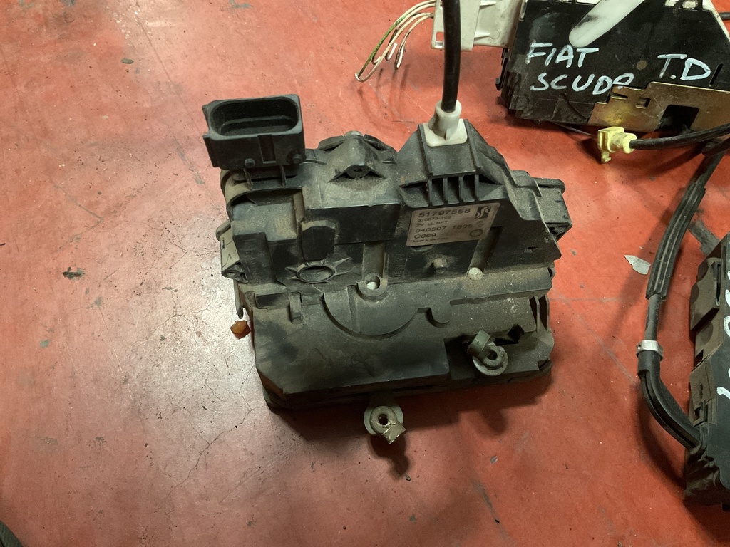Cerradura delantera derecha fiat grande punto ‘07