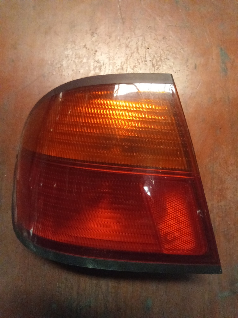 Piloto izquierdo Nissan Almera '00