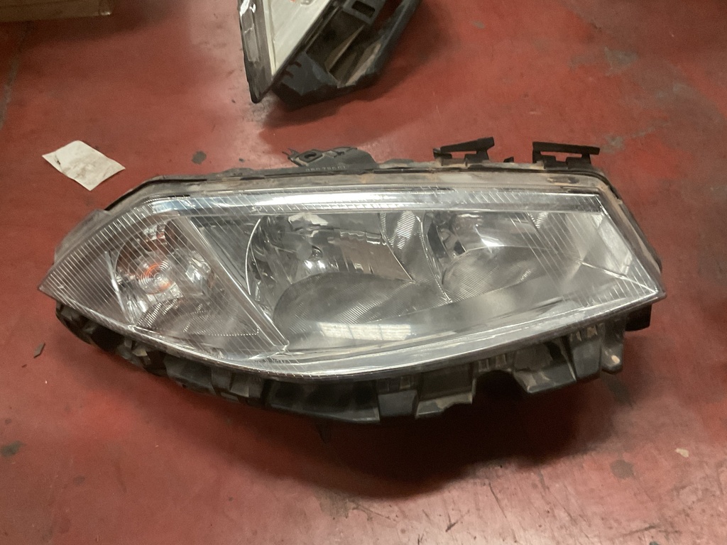 Faro izquierdo renault megane ‘05
