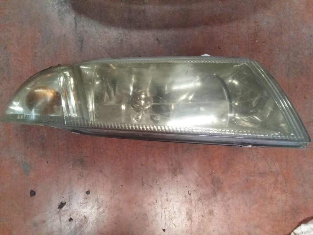 Faro derecho Mitsubishi galant '01