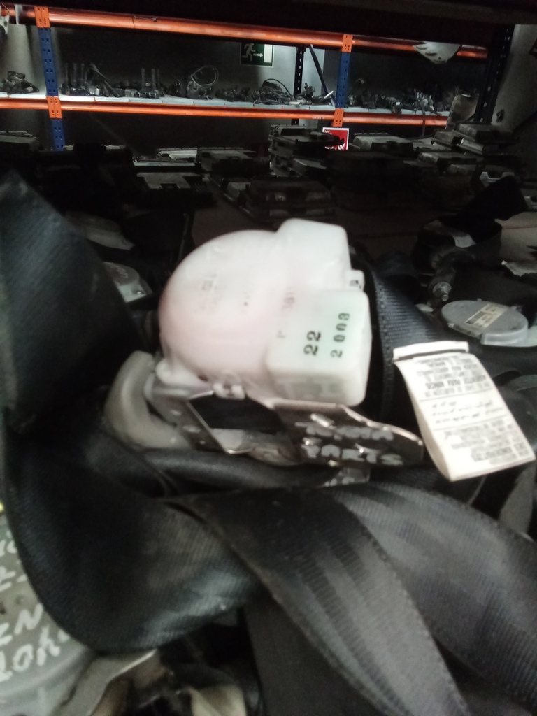 Cinturon delantero derecho toyota yaris '03