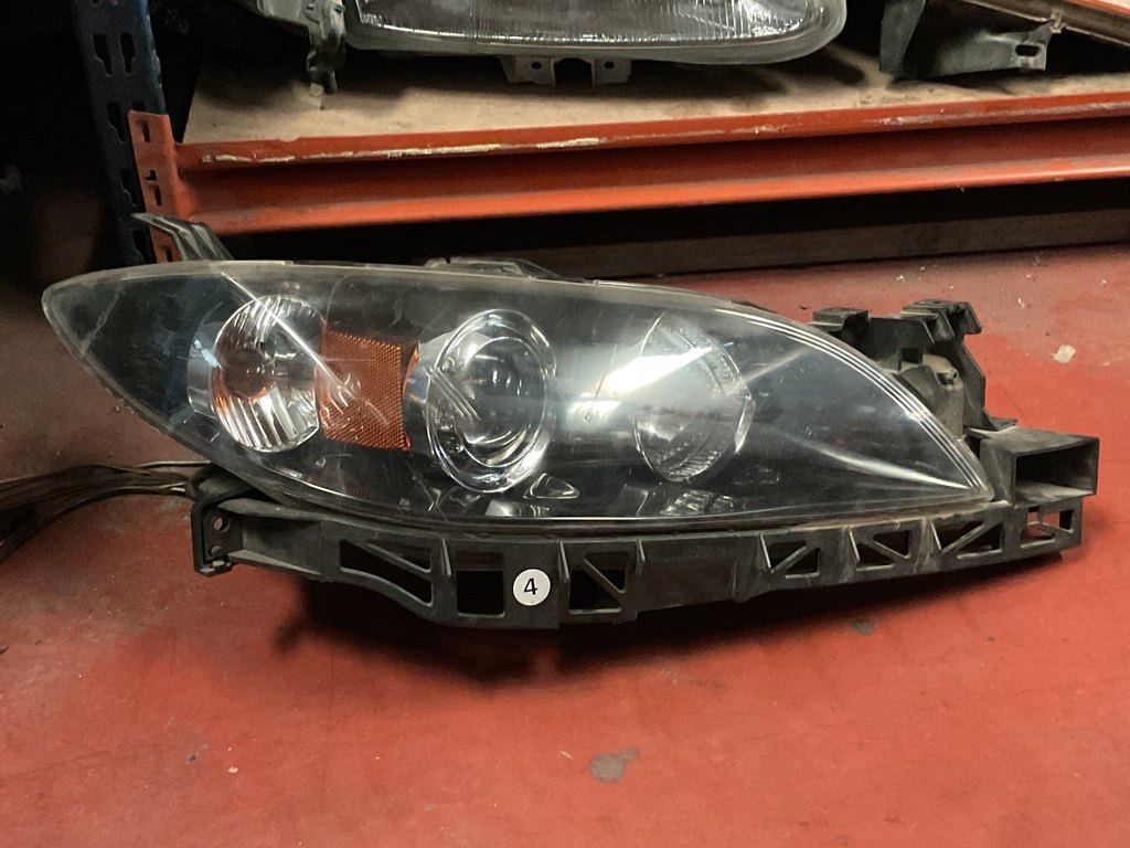 Faro derecho mazda 3 ‘04