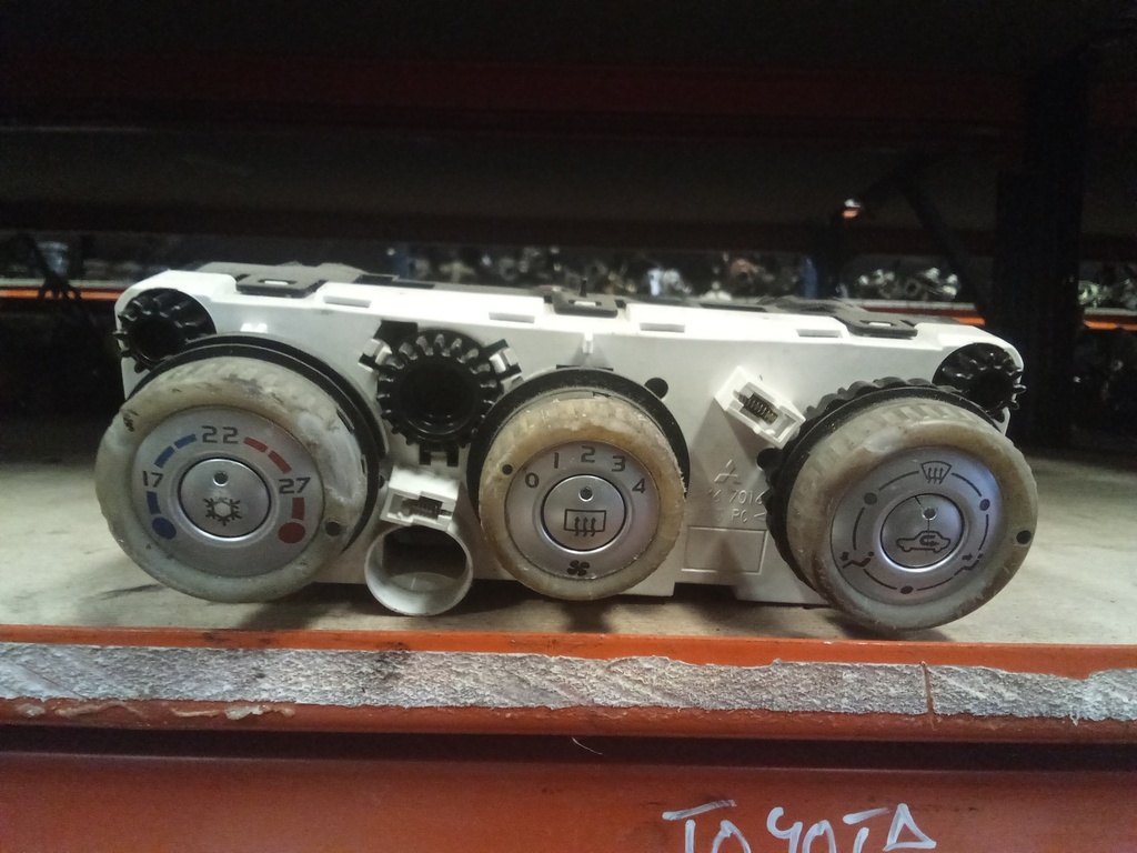 Mando aire acondicionado Mitsubishi colt '05