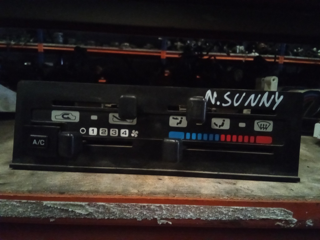 Mando aire acondicionado Nissan sunny '95