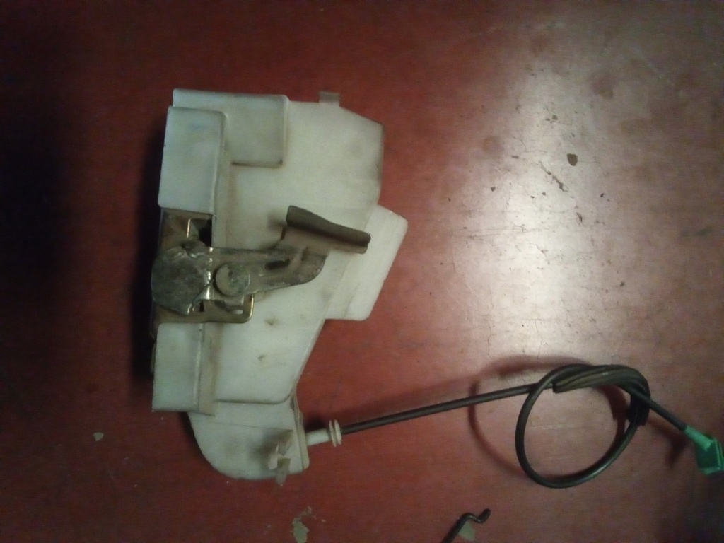 Cerradura trasera derecha Ford fiesta '95