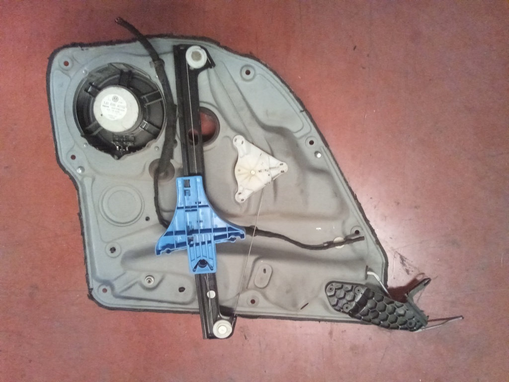 Elevalunas trasero derecho Volkswagen golf '00