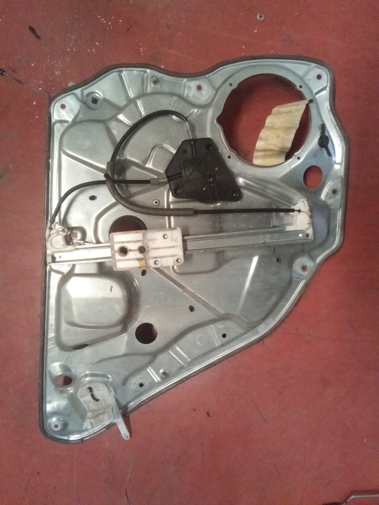 Elevalunas trasero derecho Volkswagen polo '04