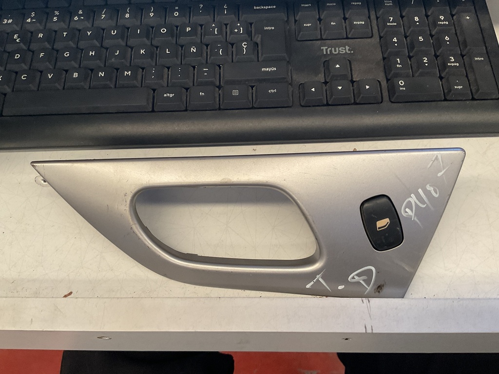 Botonera elevalunas trasera derecha peugeot 407’07