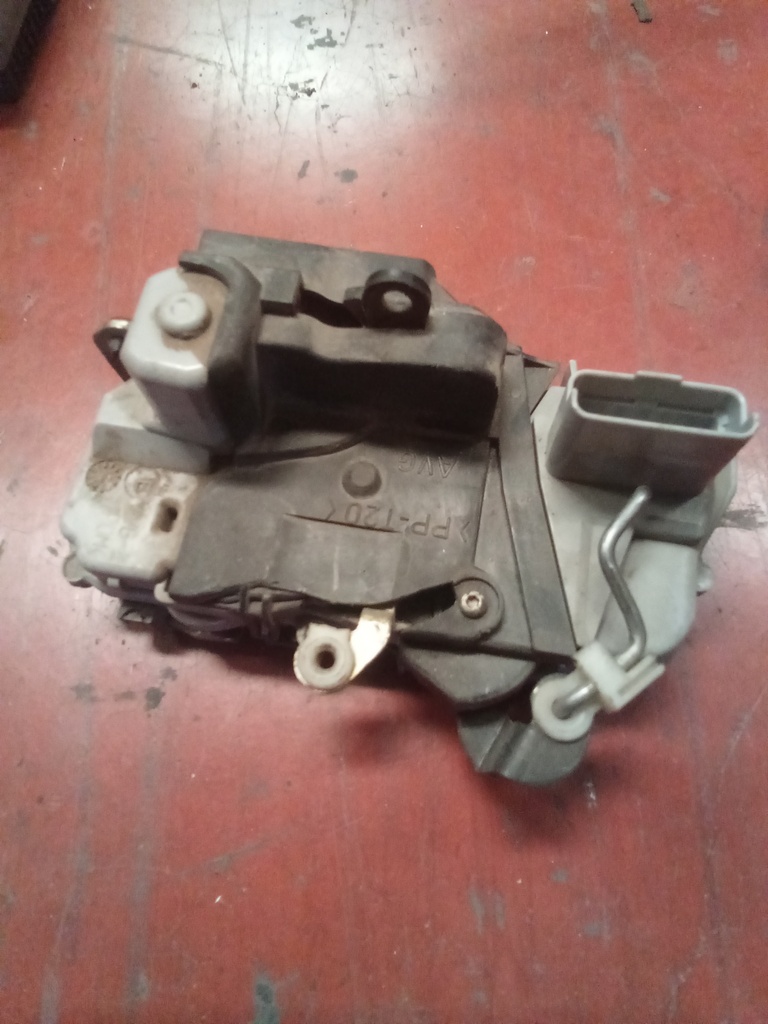 Cerradura delantera izquierda Peugeot 307 '01