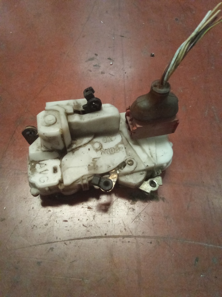 Cerradura delantera izquierda 3p Peugeot 406 '01