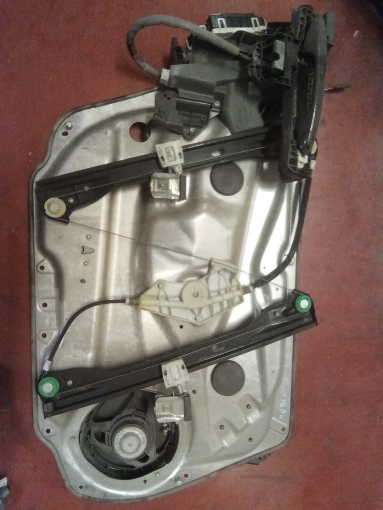 Elevalunas delantero derecho Mercedes clase c w204 '08