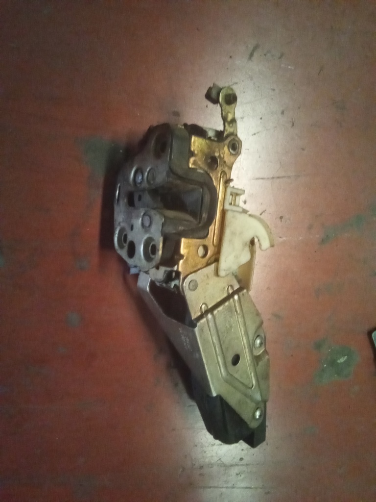Cerradura delantera izquierda Opel vectra a '91
