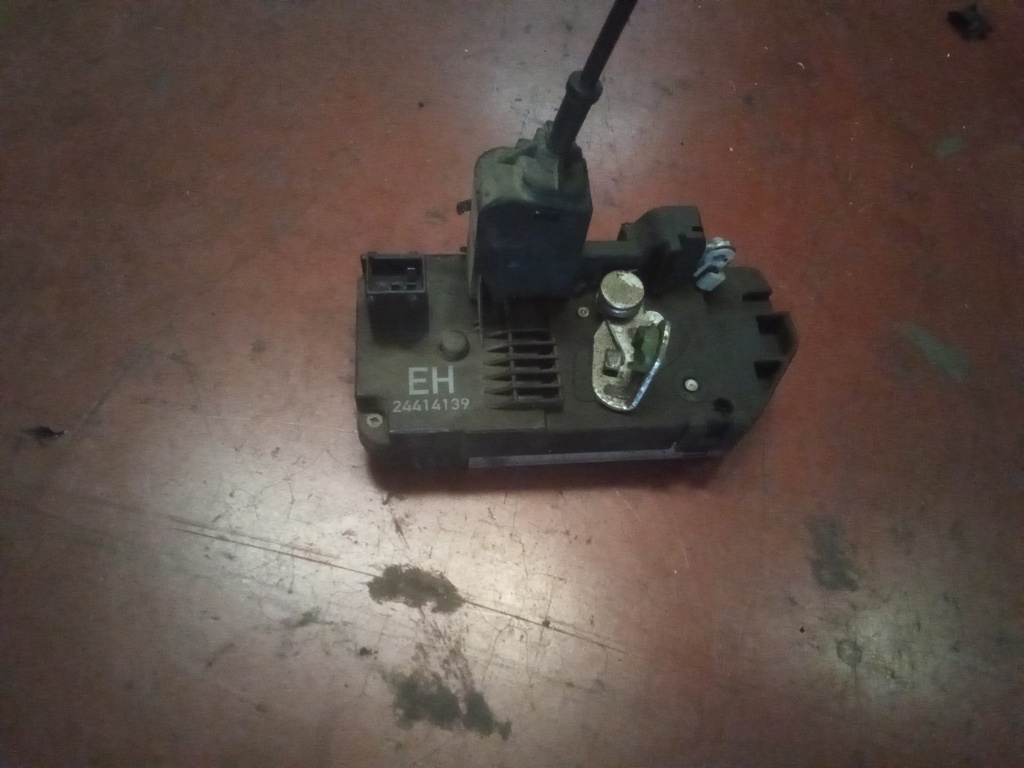Cerradura trasera derecha Opel Corsa c '04